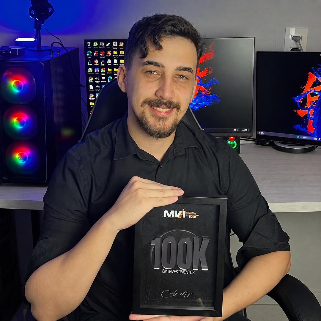 Keven Lucas Silva Bezerra segurando a placa MVI de 100K em investimentos